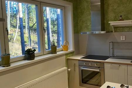 Mysig naturnära tvåa med uteplats i Tumba