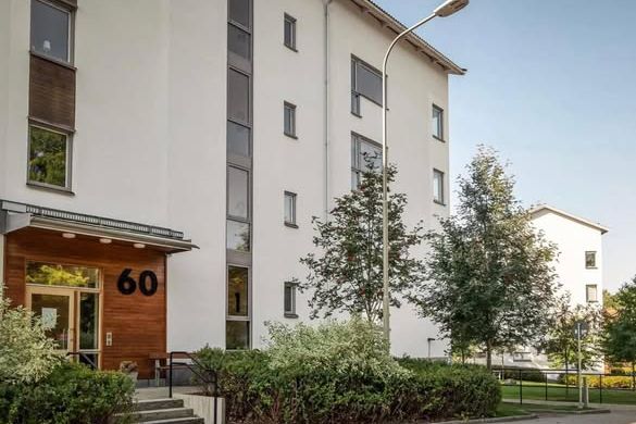 Ljus 2:a i Hökarängen med skogsutsikt
