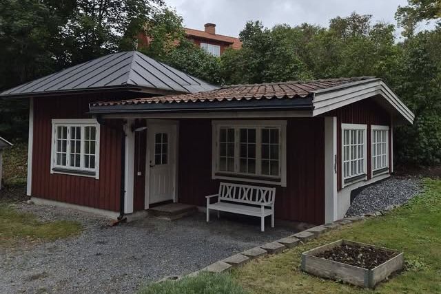 Attefallshus nära Häggvik med sjöutsikt