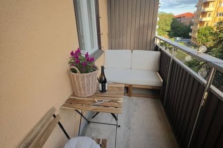 Möblerad etta med balkong vid Karlaplan