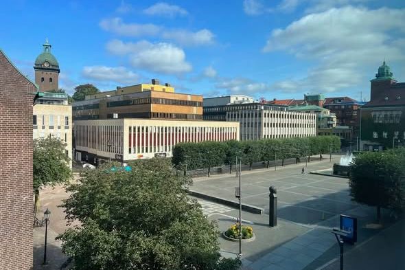 Charmig hörnlägenhet med torgetvy