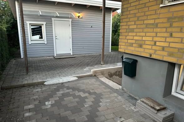 Fräsch gäststuga nära Eketrägatan