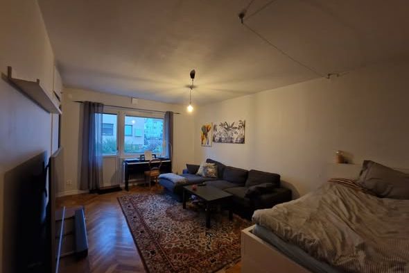 Ljus 1:a med balkong nära Chalmers