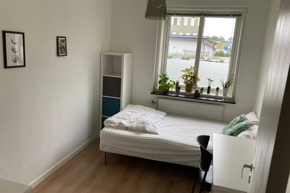 Möblerat rum nära centrum, allt ingår
