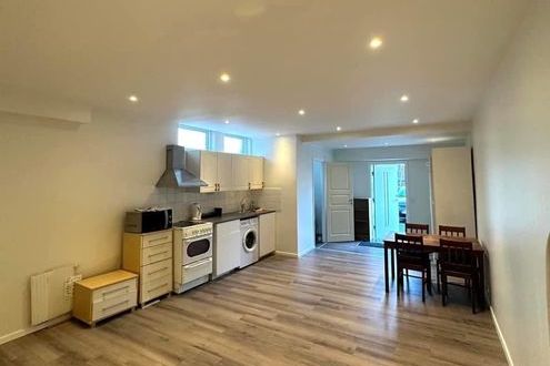 Charmig etta nära natur och stad i Vega