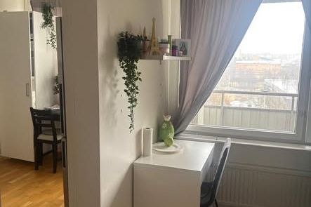 Möblerat rum nära Skogås pendel
