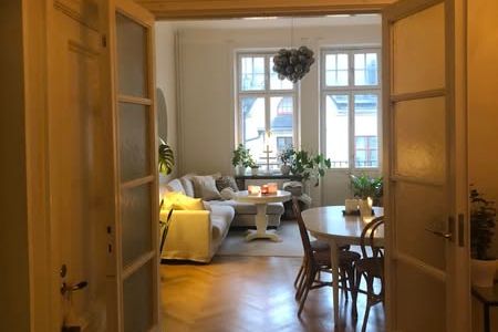 Sekelskiftes-2:a med balkong på Storgatan