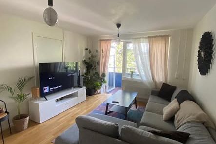 Välplanerad 2:a med balkong i Husby