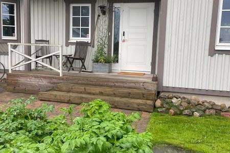 Charmig villaetta med egen uteplats i Olofstorp