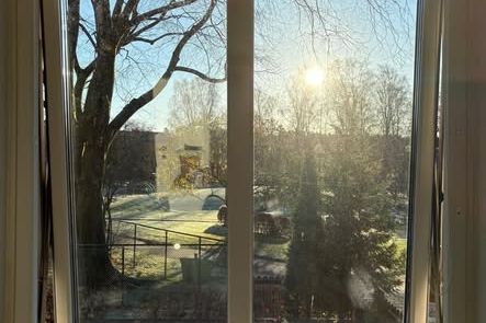 Ljust rum i Kortedala, nära spårvagn