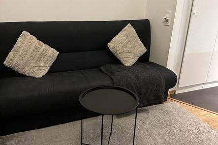 Möblerad ljus etta i Riksten