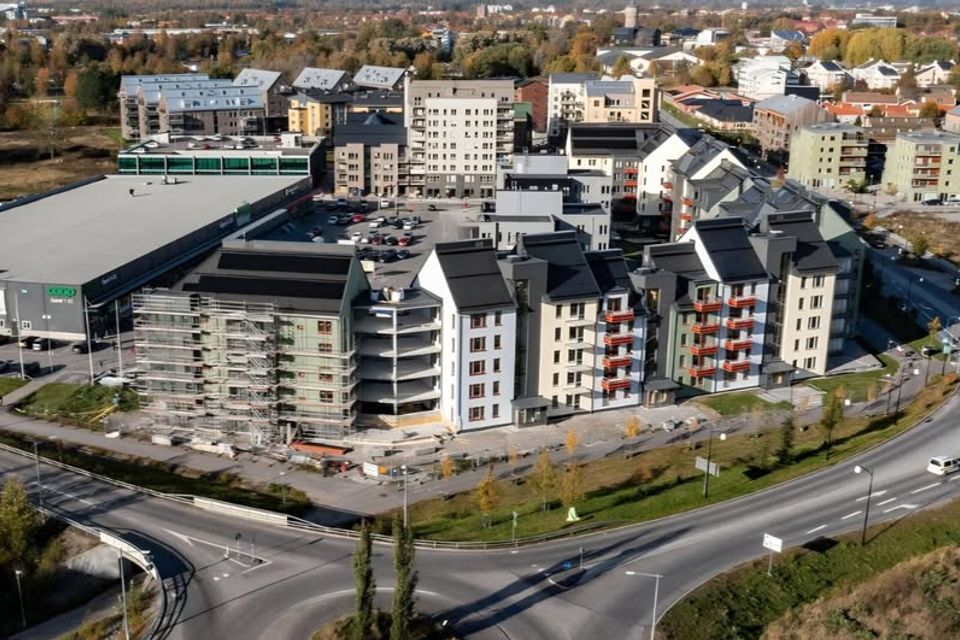 Modern tvåa med balkong i Ladugårdsängen