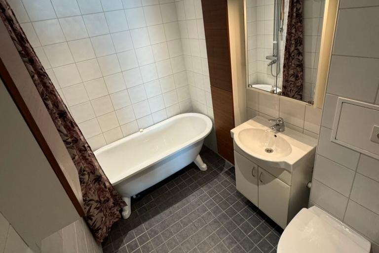 Öppen, ljus lägenhet högst upp på 8e våningen
