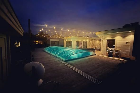 Attefallshus i Segeltorp med pool