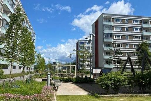 Delvis möblerad 2:a med balkong nära Östra