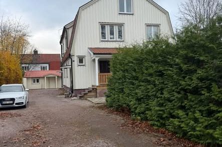 Nyrenoverad möblerad vindstvåa