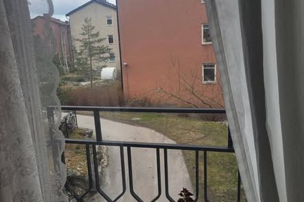 Ljust rum med egen ingång Bagarmossen