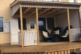 Helrenoverat hus m uteplats i Akalla – Stockholm