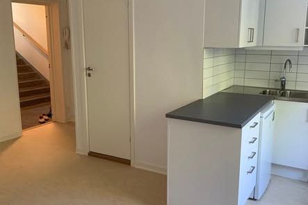 Billig etta i Högsbo uthyres till aug