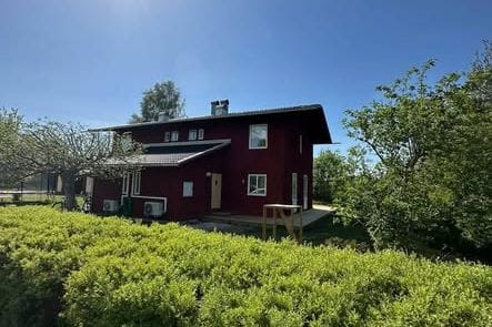 Nyrenoverat parhus med trädgård i Vänga