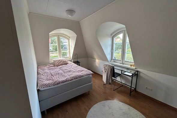 Möblerat rum i villa med familjekänsla