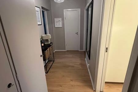 Tvåa i Salabacke med balkong – allt ingår!