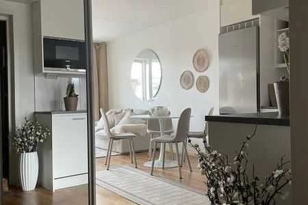 Modern tvåa med solläge och pendlarnärhet