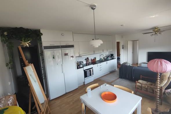 Ljus 3 rok i Vårberg med balkong