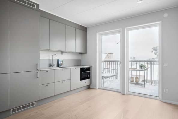 Modern etta med stor balkong i Nacka