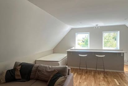 Nyrenoverad möblerad lgh Jakobsberg