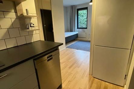 Modern studio nära tåg i Täby Kyrkby