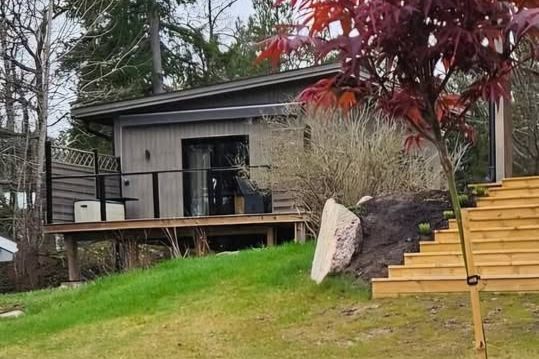 Nybyggd stuga med sjöutsikt i Norrtälje