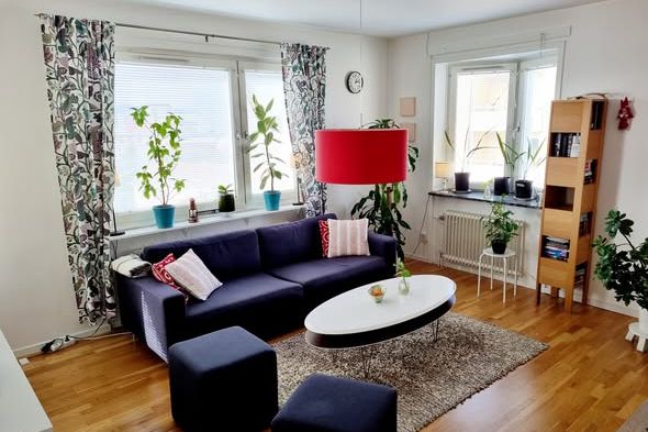 Möblerat rum med walk-in och nära tåg