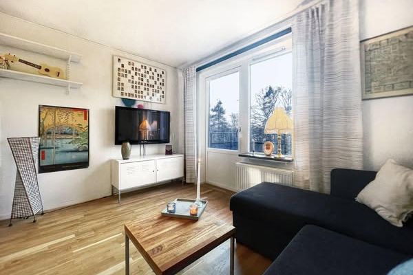 Solig etta med balkong nära natur & stad