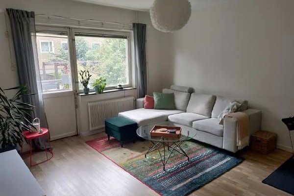 Rymlig 2:a med balkong i Hökarängen