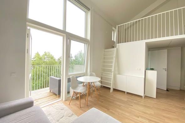 Nyproducerad 1:a med loft vid T-bana
