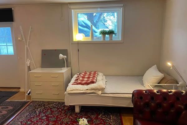Möblerat rum med egen ingång nära uni