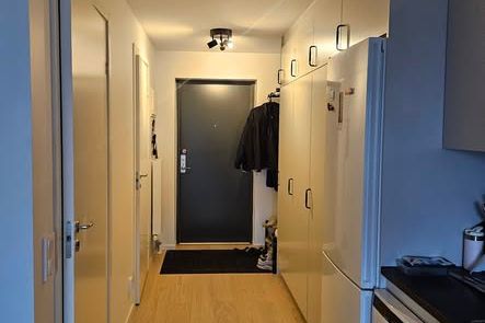 Modern 1:a nära stationen i Rönninge