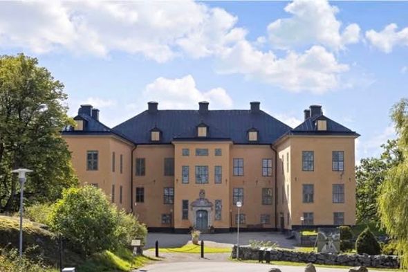 Charmig möblerad etta i slottsmiljö