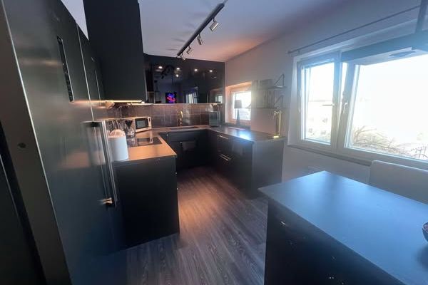 Modern 2:a med balkong i Brandbergen