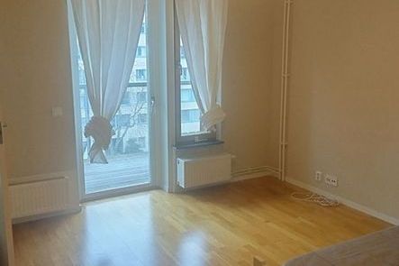 Möblerat rum med balkong på Södermalm