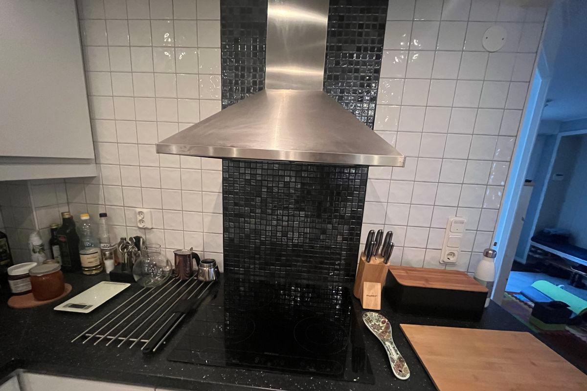 Trevlig, omöblerad 3.5:a med bastu och klädkammare i lugn villamiljö i Stuvsta uthyres tillsvidare!