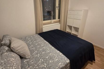 Möblerat rum nära Skogås C, allt ingår