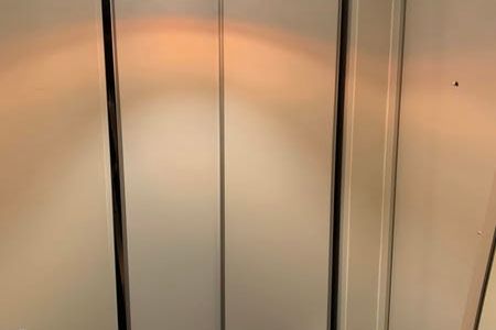 Nyproducerad 2:a nära pendeln i Handen