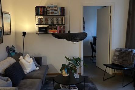 Mysig 2:a med balkong nära uni