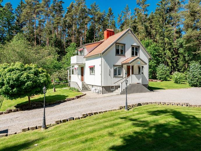 4 rok · 106 m² · Främmestadsvägen 43