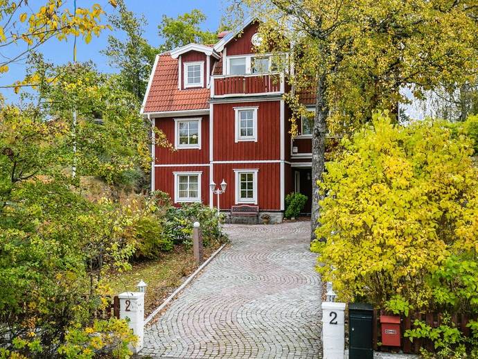 9 rok · 241 m² · Östervägen 2