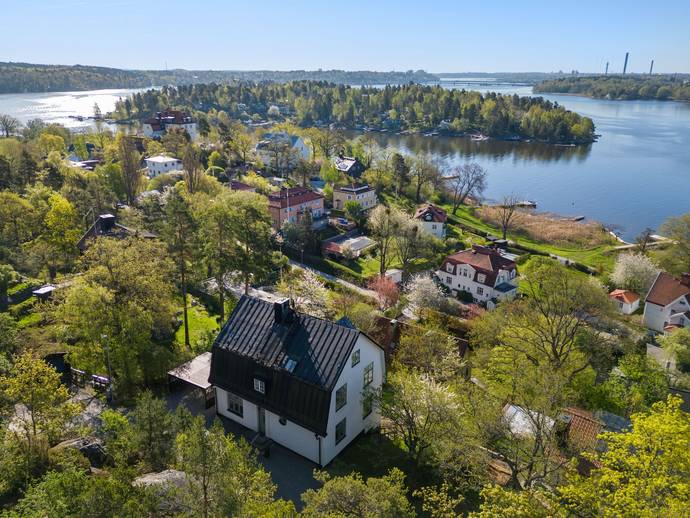 9 rok · 289 m² · Olof Hermelins väg 14