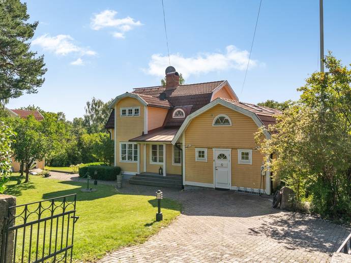 8 rok · 246 m² · Solvägen 13