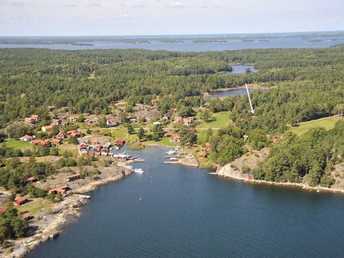 Skapa din egna skärgårdsdröm på populära Möja - Byggklar tomt med viss havsutsikt över Ramsmoraviken